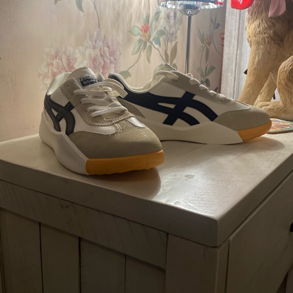 Fashion Shop Orthotic support sneakers. White/navy, size8.